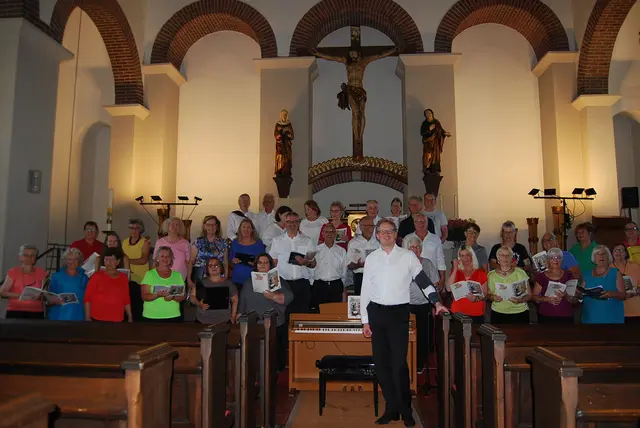 Florian Grieshammer mit einem Teil des Chors in der Erlöserkirche Leyh. | Foto: E.Link