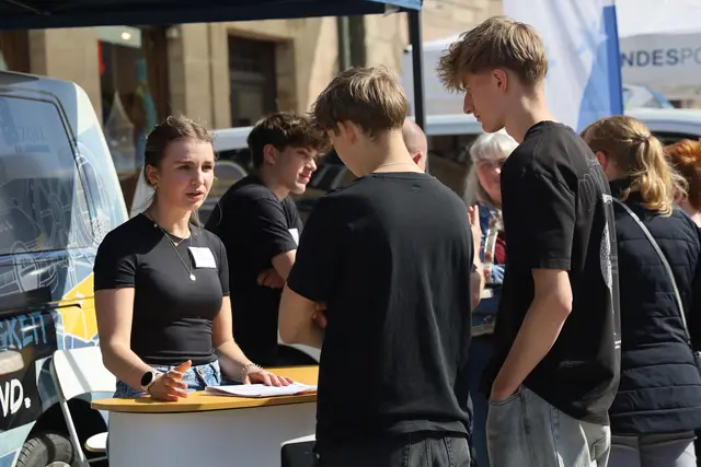 Beim Zoll erkundigen sich Jugendliche während der Nacht der Ausbildung über Ihre Karrieremöglichkeiten.  | Foto: Aptos Film GmbH