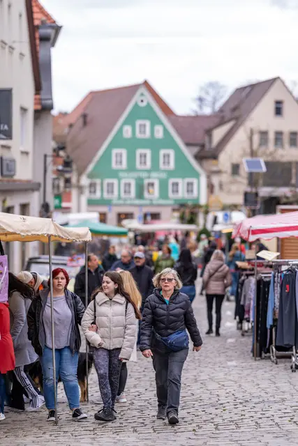 Der Matthäusmarkt in der Rother Innenstadt lädt zum Bummel und Verweilen.  | Foto: Salvatore Giurdanella