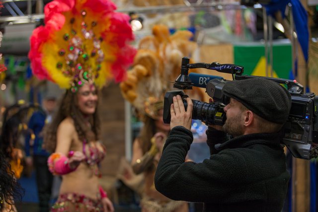 Konzentriert filmt dieser Kameramann die Samba-Tänzerinnen auf der Nürnberger Freizeitmesse.