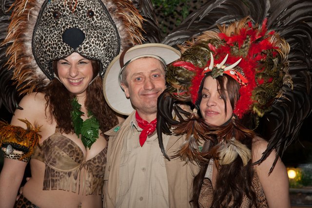 Deutschlands Reptilienflüsterer Nummer 1 Orazio Martino und seine beiden Tiertrainerinnen in Afro-Kostümen von Samba-Design auf der Freizeitmesse in Nürnberg.