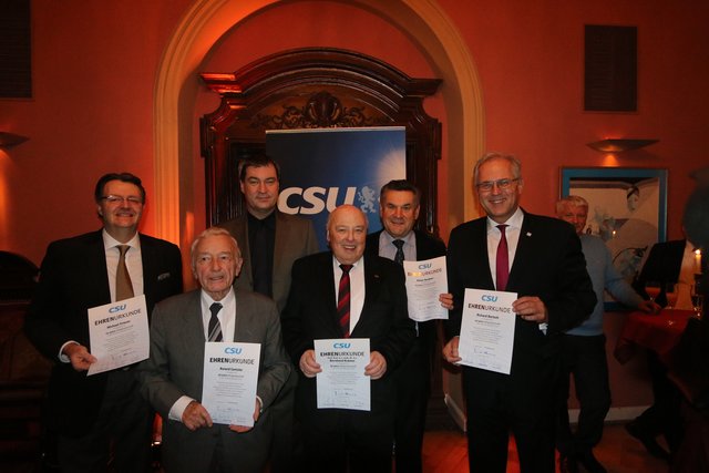 NÜRNBERG (mask) - 85 CSU-Mitglieder hat Bezirks-Chef Dr. Markus Söder (3.v.li.) jetzt geehrt. Besonders prominent (v.li.): Michael Frieser (30 Jahre dabei), Roland Cantzler (60 Jahre), Prof. Bernhard Krämer (30), Kilian Sendner (40) und Richard Bartsch (40). P.S.: 155 Neumitglieder sind eingetreten! | Foto: © John R. Braun