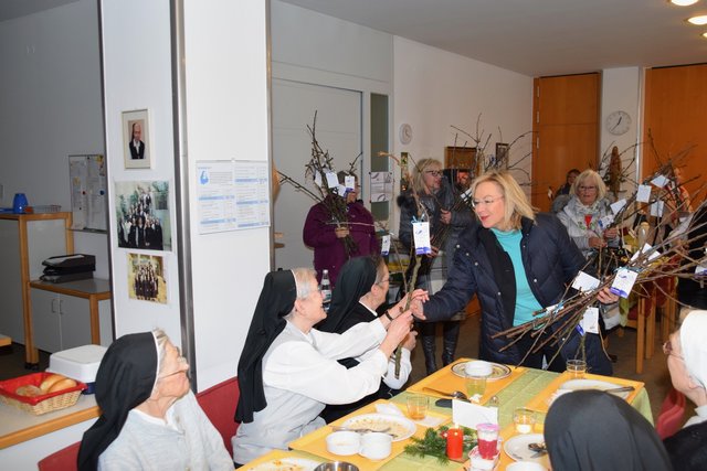 Zum Barbaratag verteilte CSU-Landtagskandidatin Barbara Regitz Barbarazweige an Schwestern und Angestellte des Theresienkrankenhauses, Martha Maria-Seniorenzentrums & Luisenheims. „Für mich nicht nur wegen meines Vornamens eine besondere Verpflichtung“, so Regitz. „Außerdem kommt man als Politikerin dadurch im wahrsten Sinne des Wortes auf den grünen Zweig“, lacht sie. | Foto: © Privat