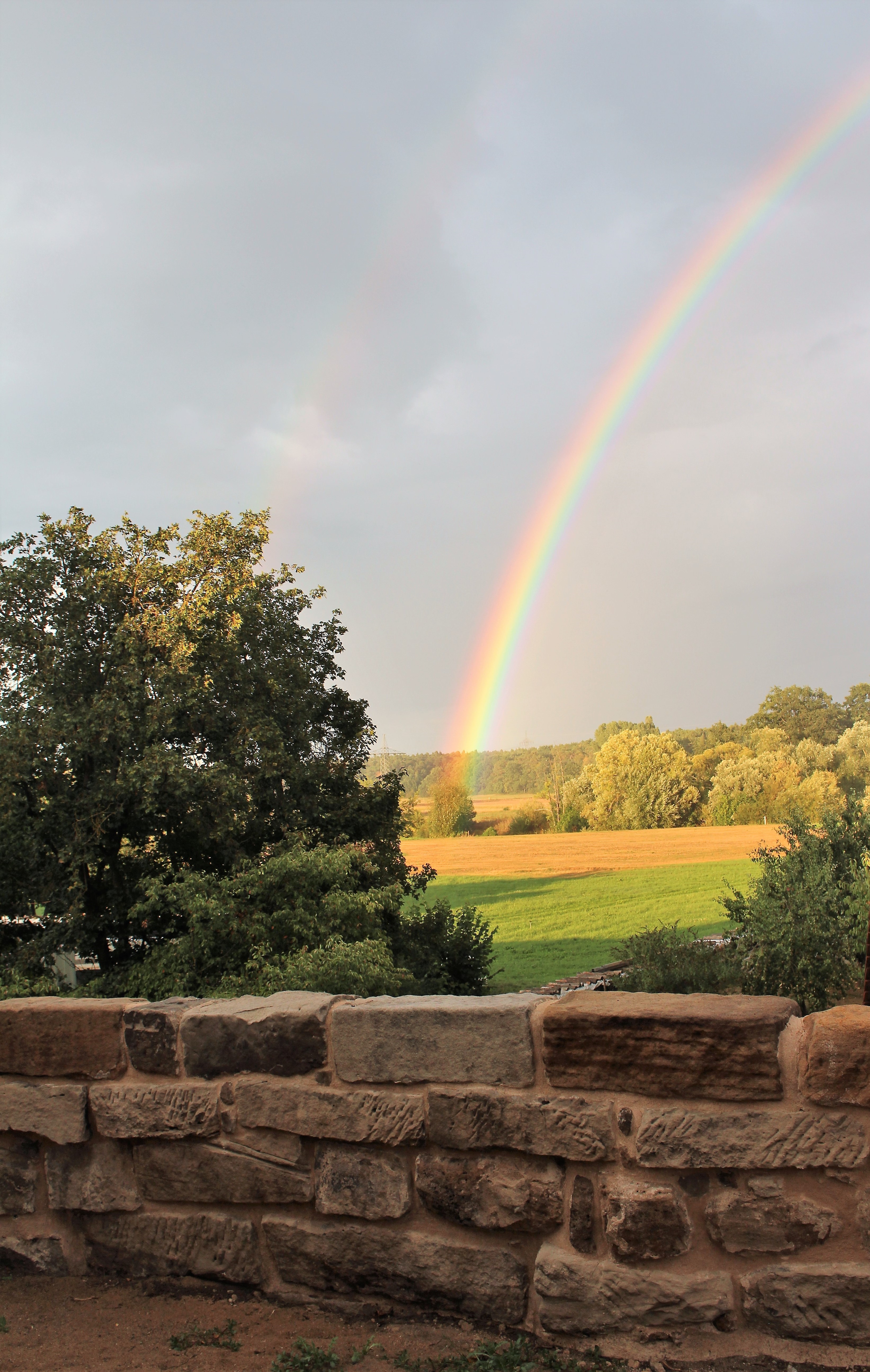 Regenbogen an der Vacher Wehrmauer - http://www.kirchevach.de