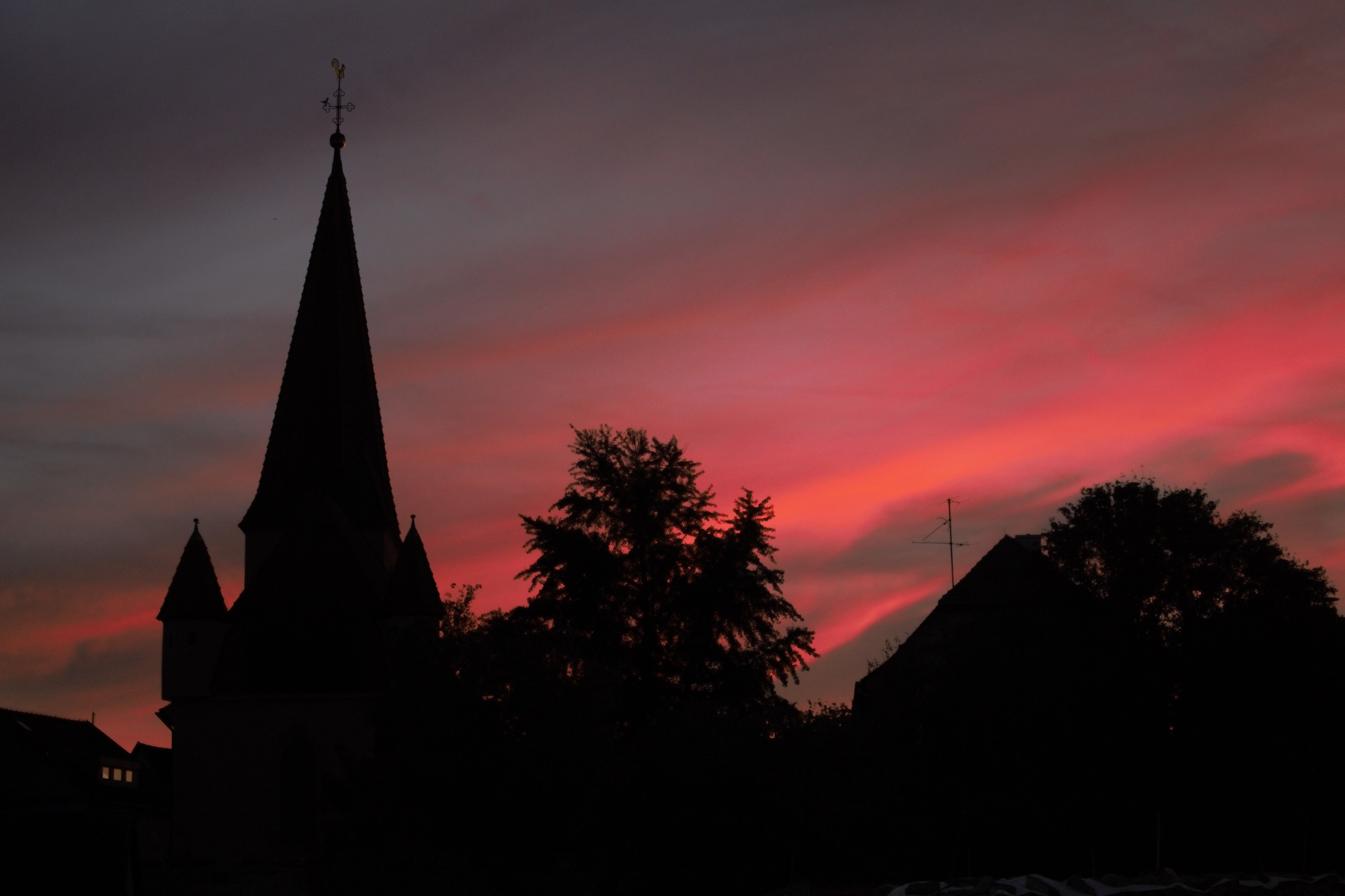 St. Matthäuskirche im Abendrot: http://www.kirchevach.de
