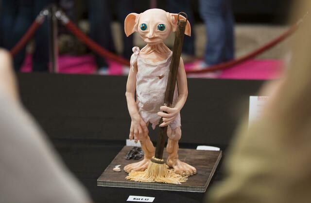 Freshwater West (dpa) - Die bereits von unzähligen Harry-Potter-Fans besuchte Film-Grabstätte des Hauselfs Dobby in Wales könnte verlegt werden. Bürgerinnen und Bürger können noch bis Ende Mai in einer Online-Umfrage angeben, ob sie wollen, dass «Dobbys Grab» entfernt und gegebenenfalls verlegt werden soll, berichtet die BBC. Die Szene mit dem Begräbnis des beliebten Harry-Potter-Charakters wurde an dem Strand Freshwater West in Wales gedreht. Die malerische Küste ist ein beliebtes Ausflugsziel für Touristen und zieht seit dem Film auch zahlreiche Harry-Potter-Fans an. Der große Ansturm sorgt nach Angaben des National Trust Wales jedoch auch für Probleme, etwa durch Verschmutzung oder begrenzte Kapazitäten an Parkplätzen und Toiletten, wie die BBC berichtet. Die Organisation will daher die Meinung der Öffentlichkeit sowie Vorschläge einholen. Victoria MacLean, ein Harry-Potter-Fan aus der Gegend, sagte der BBC: «Wenn sie das Grab entfernen, werden Fans einfach ein neues bauen, denn es gibt Millionen von ihnen.» Die Anhänger des Hauselfs haben Massen an liebevoll beschrifteten Steinen mit Nachrichten an Dobby hinterlassen, teilweise allerdings auch Socken. Der Geschichte nach kann ein Hauself nur von seinem Dienst befreit werden, wenn ihm sein Herr ein Kleidungsstück schenkt.
 | Foto: picture alliance / dpa 