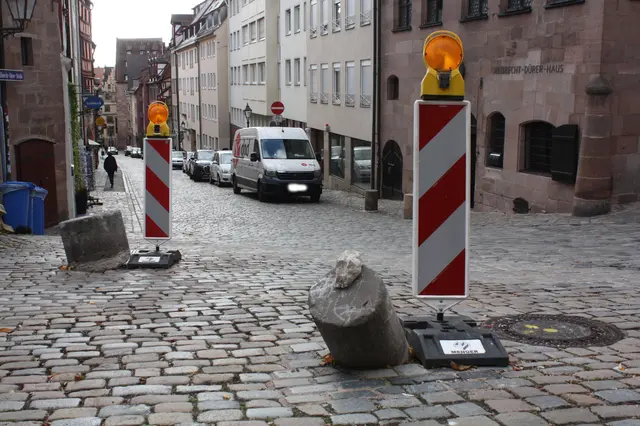 Poller in der Nürnberger Innenstadt - mit Schwerpunkten in den Fußgängerzonen -  sollen vor allem LKW Grenzen aufzeigen. Leider werden sie - gerade, wenn Baufahrzeuge in diesen Bereichen zum Einsatz kommen - immer wieder übersehen, so dass für einen kürzeren oder längeren Zeitraum temporäre Kunstwerke im öffentlichen Raum entstehen, wie hier aktuell vor dem Albrecht-Dürer-Haus. | Foto: Victor Schlampp
