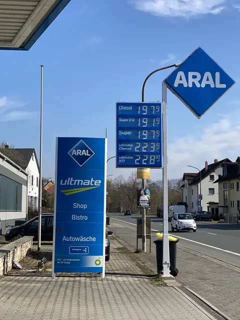 Franken - Der Dieselpreis ist infolge der Verwerfungen des Iran-Krieges auf mehr als zwei Euro geklettert. In der morgendlichen Preisspitze um 7.15 Uhr ermittelte der ADAC einen bundesweiten Durchschnittspreis von 2,054 Euro pro Liter. Im weiteren Verlauf des Vormittags sank er zunächst wieder knapp unter die 2-Euro-Marke. ADAC-Experte Laberer hält den aktuellen E10-Preis im Verhältnis zu Rohöl und Dollarkurs für zu hoch. Bei Diesel kämen noch andere Faktoren hinzu. Solange die aktuelle Krise anhalte, werde Diesel aber wohl teurer bleiben als E10. Normalerweise ist Diesel wegen niedrigerer Steuern der günstigere Kraftstoff. Sobald sich die Lage aber beruhige und der Ölpreis sinke, müsse dies "zügig an die Verbraucher weitergegeben werden - die Spritpreise also deutlich sinken", sagt Laberer. | Foto: Nicole Fuchsbauer