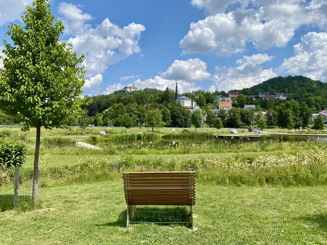 Die Sommerferien 2026 in Bayern dauern vom 3. August bis zum 14. September 2026. Dazwischen gibt es immer wieder jede Menge Freizeittipps im MarktSpiegel (Print und Online) für kleine und große Entdecker, die ihre Ferien daheim in Franken genießen wollen. Im Bild: der herrliche Badesee im oberfränkischen  Heiligenstadt.  | Foto: © Nicole Fuchsbauer